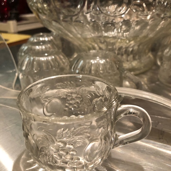 3486 VTG Punch Bowl Large Clear Glass Fruit Pattern  12 Cups 1 Plastic Ladle - Picture 4 of 13